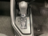 CVT車のセレクトレバーです。低速から高速まで、変速ショックのないスムーズな走りを実現するとともに、エンジン効率のよい領域を維持することで燃費にも貢献します。