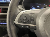 ステアリングスイッチ付きで、運転中に視線を前に向けたまま操作できます。