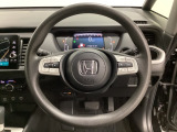 オーディオのチャンネル変更やボリュームなどの操作スイッチの他にレフトセレクターホイールがついています。中央部を指先で上下に動かすことで、マルチインフォメーション・ディスプレイの各表示が確認できます。