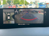360&deg;ビューモニターでは、両サイドとフロント、バックカメラの合成で、あたかも上空から見下ろした様に周囲を確認して頂けます。駐車場だけでなく、T字路等でも活躍のアイテムです!