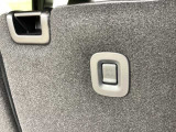 コンビニフックが付いています。ちょっとした荷物が掛けられ、運転中に荷物が転がるのを防げます。あると嬉しい便利な装備です!