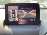車体がシースルー(透過)して周囲の見通しを高めた設計の『360&deg;シースルービューモニター』を搭載。大きな車体でも、上空から見下ろす正確な視点で、狭い道や駐車をサポートします。
