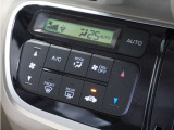 【オートエアコン】温度を設定すれば自動で快適な車内温度を保ちます。エアコン内部の高性能脱臭フィルターで車内のアレルゲンや花粉を除去。