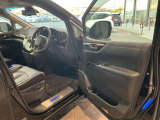 運転席は視認性や操作性を重視したつくりで、どなたでも扱いやすく快適にお乗りいただけます。清掃を行い、安心してご覧いただける状態で展示しております。