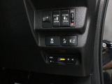 【両側電動スライド】スライドドアは両側電動スライドドアになっております。運転席からの開閉も出来、リモコンキーでも離れたところから開閉出来ますので大変便利な装備です。