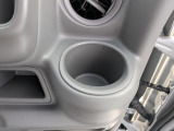 運転席のドリンクホルダーです。