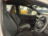 運転席の画像です。足元やシートまわりに余裕があり、リラックスした姿勢で運転が可能です。視界も良好で操作系へのアクセスもしやすく、快適で安心感のあるドライブをサポートします。
