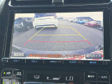 【バックモニター】後方の障害物や歩行者を確認できるバックモニター。狭い駐車場や混雑した場所でも安心して車を操作できます。