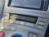 【オートエアコン】一度お好みの温度に設定すれば、車内の温度を検知し風量や温度を自動で調整。暑い&hellip;寒い&hellip;と何度もスイッチ操作をする必要はありません。快適な車内空間には必須の機能ですね♪