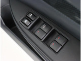 運転席ドアにはパワーウィンドウスイッチが集約され、ドアミラー調整スイッチも装備!1か所で簡単に操作が可能です!