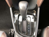 操作しやすいATシフトです。シフトチェンジを気にしなくてよいので運転だけに集中できますね。自然と手に届くところにある、手になじむ形状のシフトノブがいいですね。