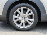 18インチ純正アルミホイールを装備。タイヤサイズは215/55R18となります。