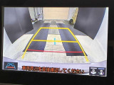 こちらのバックカメラは画面にラインが表示されておりますので、バック持のクルマの進行方向の目安になります。より高いレベルで車庫入れをサポートする、便利な機能ですね。