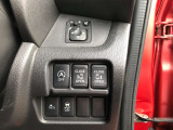 運転席からも両側オートスライドドアが操作可能。アイドリングストップ機構はエンジン始動ごとの操作にはなりますがon/offが可能