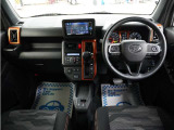 運転にかかわる様々な操作を安全に行えるように視点移動が少なく、操作性に配慮されたスイッチ類が凝縮されたコクピットです。
