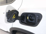 急速充電器は、外出先の公共の充電ステーションでご利用いただけます。CHAdeMOに対応し、短時間で急速充電!150kWの急速充電器を使用した場合、充電率10%から80%まで、約32分で充電できます。