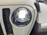 ●LEDヘッドライト:夜間走行時も良好な視界を確保し安心して運転できる高輝度LEDヘッドライトを装備!点灯速度が早く、消費電力も抑えられています。