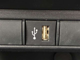 こちらのクルマはUSB接続コネクタも装備されています♪スマホの充電などにお使い下さい。ご旅行中での充電切れも、これなら心配いりませんね!