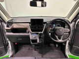 Aピラーの傾斜やヒップポイントの位置を最適化。ひらけた前方視界とノンストレスな運転姿勢で快適なドライブが楽しめます。