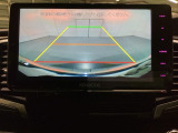 バックでの車庫入れも安心です! リアカメラが付いているバックモニター付のナビを装備しております。操作線もついており距離感も画面から確認できます。