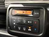 【オートエアコン】一度お好みの温度に設定すれば、車内の温度を検知し風量や温度を自動で調整。暑い&hellip;寒い&hellip;と何度もスイッチ操作をする必要はありません。快適な車内空間には必須の機能ですね♪
