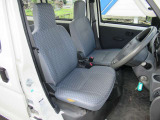 運転席座面には破れ穴がありますが、クロス張替補修してお渡しします