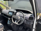 ガラスエリアが広く見晴らしのいい運転席。疲れにくいシートと相まって、安全快適に日常をサポートしてくれます。