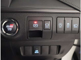 お車のキーはスマートキーです。キーを身につけた状態で車に近づき、ドアロックの解錠や施錠操作が出来ます。雨の日など両手がふさがっている時など、とっても便利ですね。