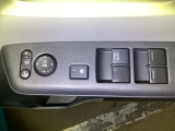 電動格納式リモコンドアミラーと、パワーウィンドウスイッチ等は運転席ドアにあります。