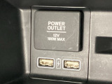 助手席前には横長のトレーとアクセサリーソケットがついています。その下に充電可能なUSB端子が2個ついていますので、手前のトレーにスマートフォンを置いて移動中でも充電できるので便利です。