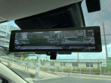 インテリジェントルームミラーが付いております。バックドアについてますカメラと連動して、後方の映像がルームミラーに映ります。