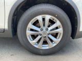 燃費が良く、ステアリング操作もスムーズに行える、純正アルミホイール付き車です。