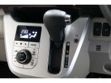 インパネシフトだから視線の移動も少なく足元もスッキリ♪運転席もゆったりしているのでゆとりを持ってドライブできますね!