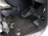 視線の移動も少なく、足元もスッキリのインパネシフト♪ 運転席もゆったりしていて、ゆとりを持ってドライブできます♪