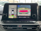 アラウンドビューモニターです。4つのカメラからの映像を合成・処理することで空から見下ろすような視点で周囲を確認でき、駐車時のクルマの位置確認がスムーズになります。