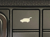 【ハンズフリーパワーバックドア】リアバンパー下部に足先を出し入れするだけでバックドアが自動で開閉♪両手が荷物でふさがっている時でもラクラク開閉操作が行えます!
