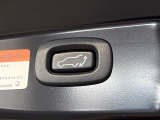 【パワーバックドア】スマートキーや運転席のボタンを押すだけでリアゲートが自動で開閉します!荷物を持っている時や、高い位置にあるバックドアを閉める際に便利な機能です♪