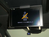 【大画面の後席モニター】大迫力でTVやDVDなどの動画を楽しめます。お子様やロングドライブには必需品ですよね!