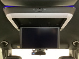 天井にリア席モニターが付いています。ナビゲーションで再生しているDVD等の映像を、後部座席の方にご覧いただくことができます。お子様にも大人気です。