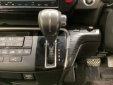 CVT車のセレクトレバーです。低速から高速まで、変速ショックのないスムーズな走りを実現するとともに、エンジン効率のよい領域を維持することで燃費にも貢献します。