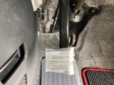 パーキングブレーキは、フットブレーキタイプです。