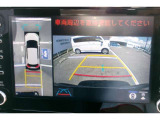パノラミックビューモニター付きです。車両を上から見たような映像をディスプレイオーディオ画面に表示。運転席からの目視だけでは見にくい、車両周辺の状況をリアルタイムでしっかり確認できます。