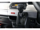 インパネシフトだから視線の移動も少なく足元もスッキリ♪運転席もゆったりしているのでゆとりを持ってドライブできますね!