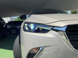 鋭く前方を照らす、LEDヘッドライト。遠くまで視界が開けることで、より安心したストレスのない走行を、提供してくれます。ライトの寿命が長いこともLEDライトの特徴です。
