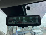 スマートルームミラーが付いております。後席に人が乗車した時や沢山の荷物を積んだ時もバックミラーの視界が遮られる事無く見えるので便利です♪