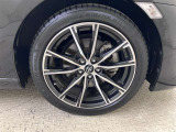 純正のアルミホイール装着。サイズは215/45R17です