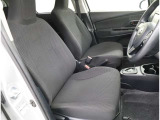 運転席・助手席まわりです。ゆったりと座って頂けるシートで快適です。