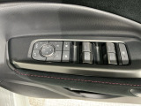 狭い駐車場で便利な電動格納ドアミラーが付いています。