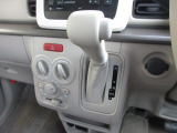 インパネシフトだから視線の移動も少なく足元もスッキリ。運転席もゆったりしているのでゆとりを持ってドライブできますね。