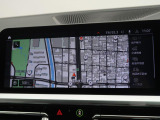 【純正ナビゲーション】BMWのナビゲーションは操作性も良く、詳細な地図情報と交通状況を見やすく表示し、快適なドライビングをサポートしながら目的地までナビゲートします。